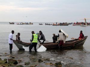 Pesawat Jatuh ke Danau, 19 Orang Tewas Pesawat Jatuh ke Danau, 19 Orang Tewas