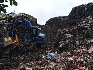 Bukit Sampah Sudah Dibelah, TPA Mandung Tabanan Masih Lumpuh Bukit Sampah Sudah Dibelah, TPA Mandung Tabanan Masih Lumpuh