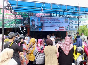 Relawan Sandiaga Uno Gelar Bazar Sembako di Padang, Hanya Rp 25 Ribu Relawan Sandiaga Uno Gelar Bazar Sembako di Padang, Hanya Rp 25 Ribu