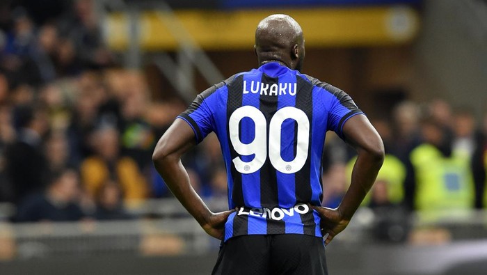 MILAN, ITALY - OCTOBER 29: Romelu Menama Lukaku Bolingoli of FC Internazionale loks on during the Serie A match between FC Internazionale and UC Sampdoria at Stadio Giuseppe Meazza on October 29, 2022 in Milan, Italy. (Photo by Giuseppe Bellini/Getty Images)