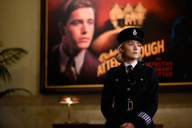 Saiorse Ronan sebagai Petugas Stalker