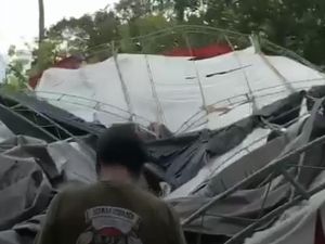 Pilu Pengantin Sidrap Resepsi di Tenda Darurat Usai Diterjang Puting Beliung Pilu Pengantin Sidrap Resepsi di Tenda Darurat Usai Diterjang Puting Beliung