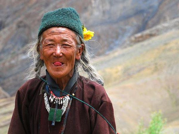 Terkesan Meledek, Begini Tradisi Warga Tibet Menyapa Orang