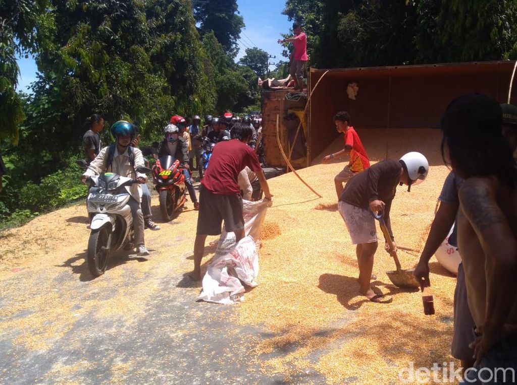 Mobil Truk Terbalik di Sampoddo Palopo, Lalin Macet 10 Kilometer