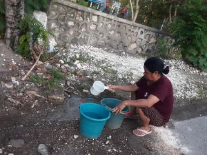 Miris! Warga Dekat Rumah Pribadi Gubernur NTT Krisis Air Bersih Miris! Warga Dekat Rumah Pribadi Gubernur NTT Krisis Air Bersih