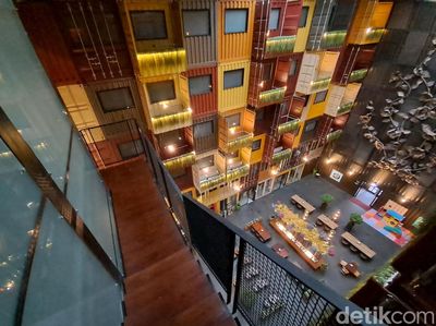 Nyentrik! 10 Foto Tumpukan Kontainer Disulap Jadi Hotel di Gading Serpong