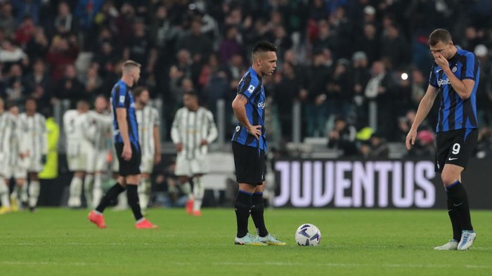 TURIN, ITALY - NOVEMBER 06: Lautaro Martinez and Edin Dzeko of FC Internazionale look dejected during the Serie A match between Juventus and FC Internazionale at Allianz Stadium on November 06, 2022 in Turin, Italy. (Photo by Emilio Andreoli/Getty Images)