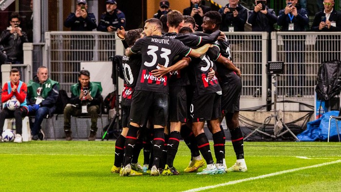 MILANO, ITALY - 2022/11/05: AC Milan celebrates after scoring a goal during the Serie A football match between AC Milan and Spezia Calcio at Stadio Giuseppe Meazza. (Final score; Milan 2 - 1 Spezia). (Photo by Mairo Cinquetti/SOPA Images/LightRocket via Getty Images)