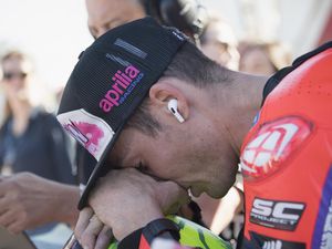 Aleix Espargaro Minta Maaf Usai Ngamuk-Gebrak Motor ke Timnya Aleix Espargaro Minta Maaf Usai Ngamuk-Gebrak Motor ke Timnya