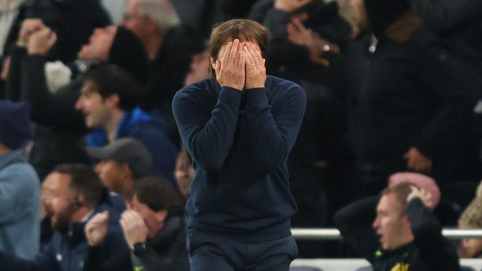 LONDON, ENGLAND - NOVEMBER 06:  Tottenham Hotspur Head Coach Antonio Conte looks dejected during the Premier League match between Tottenham Hotspur and Liverpool FC at Tottenham Hotspur Stadium on November 6, 2022 in London, United Kingdom. (Photo by Marc Atkins/Getty Images)