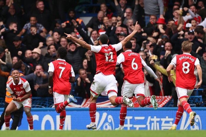 LONDON, ENGLAND - NOVEMBER 06: Gabriel of Arsenal celebrates with teammates after scoring their teams first goal during the Premier League match between Chelsea FC and Arsenal FC at Stamford Bridge on November 06, 2022 in London, England. (Photo by Ryan Pierse/Getty Images)