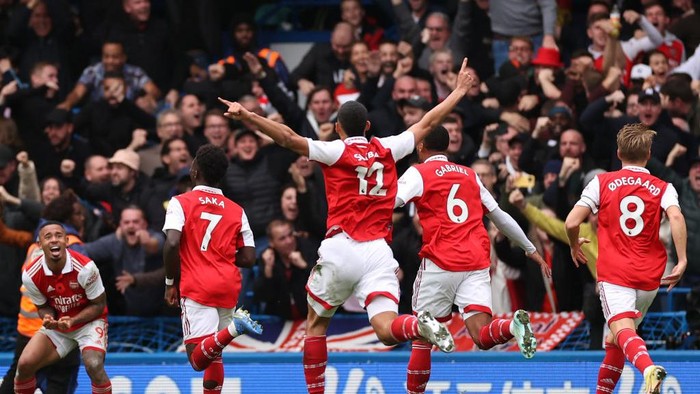 LONDON, ENGLAND - NOVEMBER 06: Gabriel of Arsenal celebrates with teammates after scoring their teams first goal during the Premier League match between Chelsea FC and Arsenal FC at Stamford Bridge on November 06, 2022 in London, England. (Photo by Ryan Pierse/Getty Images)