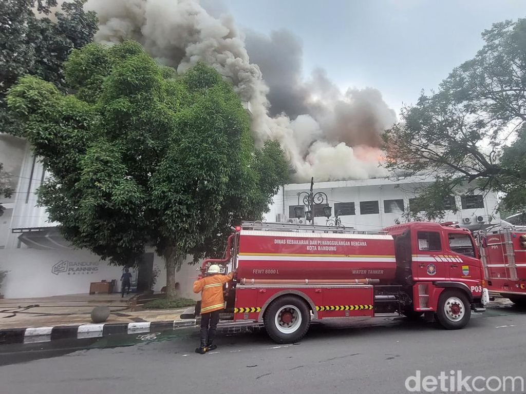 Kebakaran di Balai Kota Bandung, Asap Hitam Mengepul!