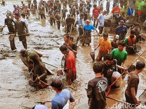 Melihat Asatan, Tradisi Tangkap Ikan di Bendungan Sampean Baru Bondowoso