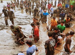Melihat Asatan, Tradisi Tangkap Ikan di Bendungan Sampean Baru Bondowoso