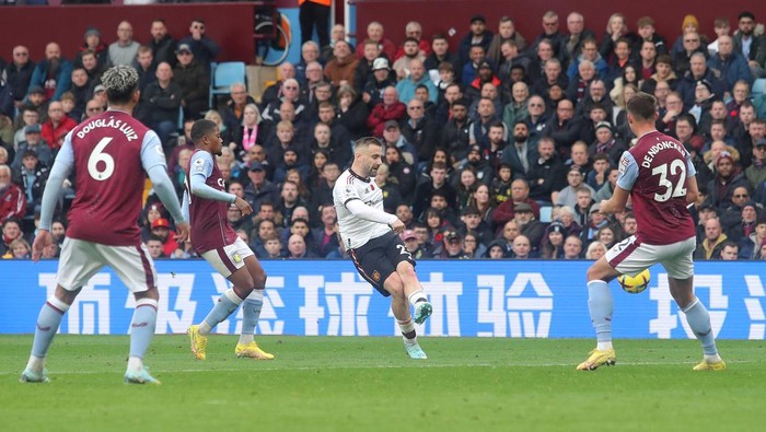 BIRMINGHAM, ENGLAND - NOVEMBER 06: Luke Shaw of Manchester United scores their teams first goal during the Premier League match between Aston Villa and Manchester United at Villa Park on November 06, 2022 in Birmingham, England. (Photo by James Gill/Getty Images)
