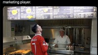Ronaldo lagi melihat-lihat menu makanan nih! Foto: dok. Twitter