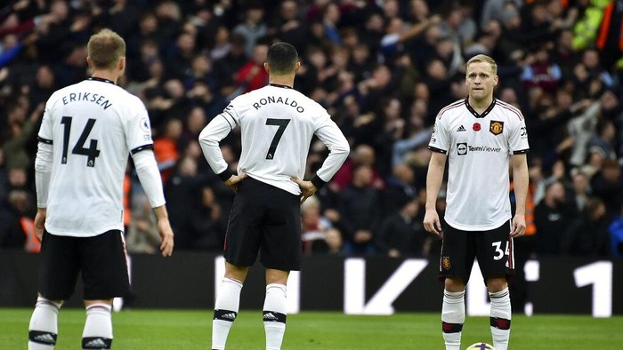 Manchester Uniteds Donny van de Beek, right, reacts after Aston Villas Lucas Digne scored his sides second goal during the English Premier League soccer match between Aston Villa and Manchester United at Villa Park in Birmingham, England, Sunday, Nov. 6, 2022. (AP Photo/Rui Vieira)