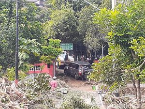 Proses Evakuasi 7 Mobil Hanyut Diterjang Banjir Bandang di Semarang