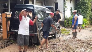 Warga Tambak Aji Semarang dan Aparat Kerja Bakti Usai Banjir Bandang