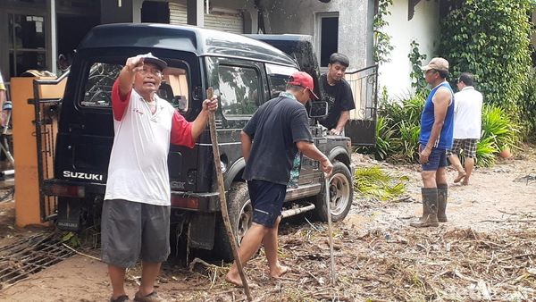 Warga Tambak Aji Semarang dan Aparat Kerja Bakti Usai Banjir Bandang