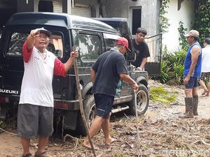Warga Tambak Aji Semarang dan Aparat Kerja Bakti Usai Banjir Bandang