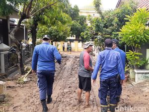 Usai Diterjang Banjir Bandang, Perum Tambak Aji Semarang Penuh Lumpur