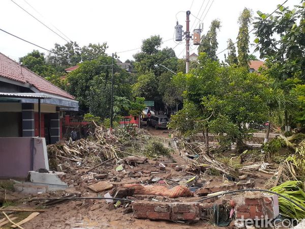 Porak-poranda Permukiman Tambak Aji Semarang Diterjang Banjir Bandang