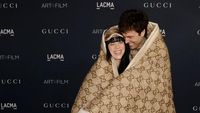 Foto Billie Eilish dan Jesse Rutherford Go Public, Mesra di Bungkus Selimut