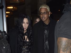 Cher Diduga Sudah Menikah dengan Pacar Lebih Muda 40 Tahun