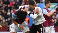 Seperti ada usaha saling piting di antara mereka, bagaikan petarung UFC hendak mengunci lawan. Foto: Getty Images/Stu Forster