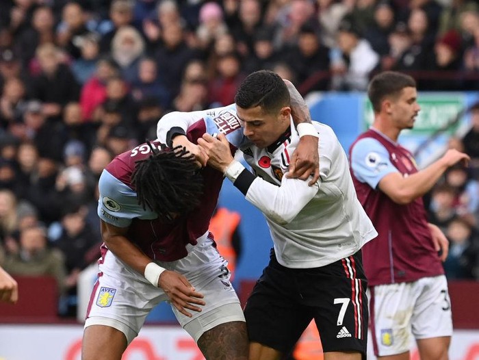 BIRMINGHAM, ENGLAND - NOVEMBER 06: Cristiano Ronaldo of Manchester United and Tyrone Mings of Aston Villa clash off the ball during the Premier League match between Aston Villa and Manchester United at Villa Park on November 06, 2022 in Birmingham, England. (Photo by Stu Forster/Getty Images)
