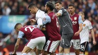 Tapi ingat, ini adalah sepakbola dan bukannya UFC. Jadi tentu saja tidak ada ground strike usai lawan jatuh! Foto: Getty Images/Matthew Lewis