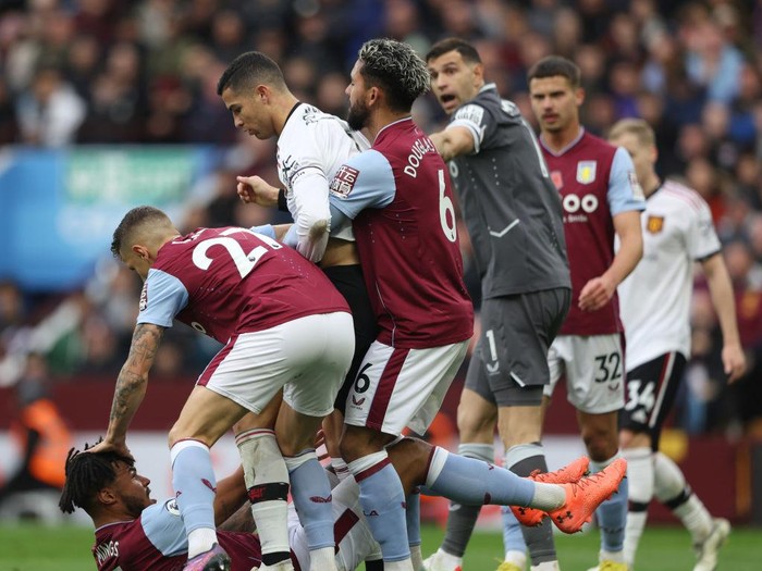 BIRMINGHAM, ENGLAND - NOVEMBER 06: Cristiano Ronaldo of Manchester United clashes with Tyrone Mings of Aston Villa during the Premier League match between Aston Villa and Manchester United at Villa Park on November 06, 2022 in Birmingham, England. (Photo by Matthew Lewis/Getty Images)