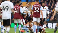 Para pemain lain mengerubungi Ronaldo dan Mings. Foto: Offside via Getty Images/Simon Stacpoole/Offside