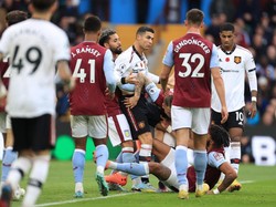 Para pemain lain mengerubungi Ronaldo dan Mings. Foto: Offside via Getty Images/Simon Stacpoole/Offside