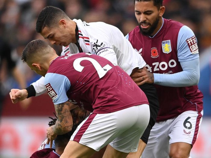 BIRMINGHAM, ENGLAND - NOVEMBER 06: Cristiano Ronaldo of Manchester United and Tyrone Mings of Aston Villa clash off the ball during the Premier League match between Aston Villa and Manchester United at Villa Park on November 06, 2022 in Birmingham, England. (Photo by Stu Forster/Getty Images)