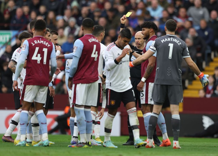 BIRMINGHAM, ENGLAND - NOVEMBER 06: Cristiano Ronaldo of Manchester United and Tyrone Mings of Aston Villa are booked by Referee Anthony Taylor during the Premier League match between Aston Villa and Manchester United at Villa Park on November 06, 2022 in Birmingham, England. (Photo by Matthew Lewis/Getty Images)