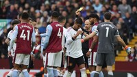Pada akhirnya wasit Anthony Taylor bertindak tegas dengan mengacungi kartu kuning buat Ronaldo dan Mings. Foto: Getty Images/Matthew Lewis