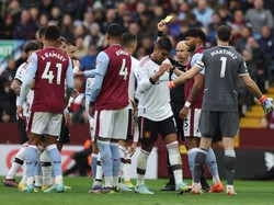 Pada akhirnya wasit Anthony Taylor bertindak tegas dengan mengacungi kartu kuning buat Ronaldo dan Mings. Foto: Getty Images/Matthew Lewis