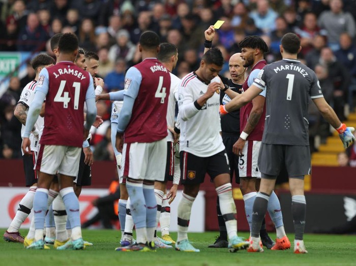 BIRMINGHAM, ENGLAND - NOVEMBER 06: Cristiano Ronaldo of Manchester United and Tyrone Mings of Aston Villa are booked by Referee Anthony Taylor during the Premier League match between Aston Villa and Manchester United at Villa Park on November 06, 2022 in Birmingham, England. (Photo by Matthew Lewis/Getty Images)