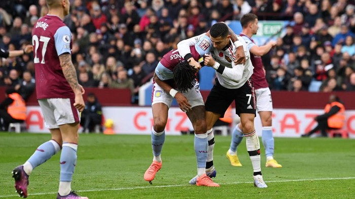 Cristiano Ronaldo Vs Tyrone Mings BIRMINGHAM, ENGLAND - NOVEMBER 06: Cristiano Ronaldo of Manchester United clashes with Tyrone Mings of Aston Villa during the Premier League match between Aston Villa and Manchester United at Villa Park on November 06, 2022 in Birmingham, England. (Photo by Stu Forster/Getty Images)