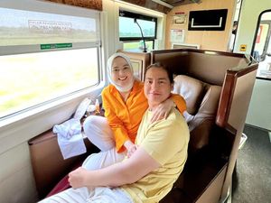 Cut Meyriska Santai Meski Teman Sendiri Punya Poster Roger Danuarta Cut Meyriska Santai Meski Teman Sendiri Punya Poster Roger Danuarta