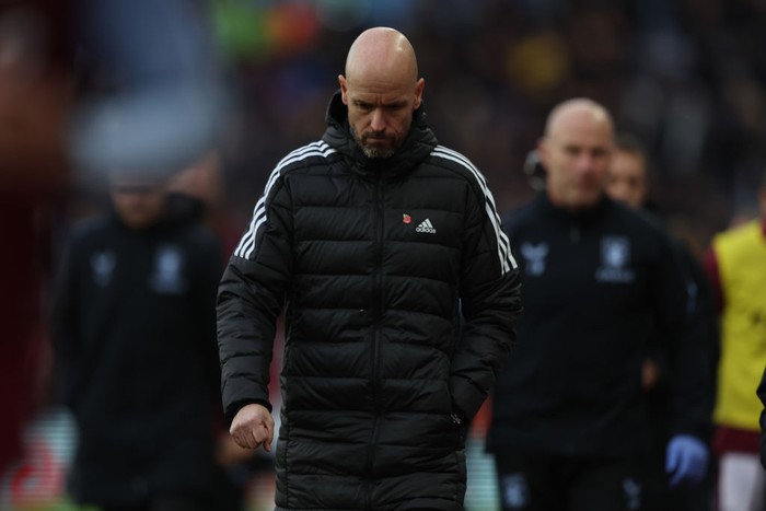 BIRMINGHAM, ENGLAND - NOVEMBER 06: Manager Erik ten Hag of Manchester United walks off at half time during the Premier League match between Aston Villa and Manchester United at Villa Park on November 06, 2022 in Birmingham, England. (Photo by Matthew Lewis/Getty Images)