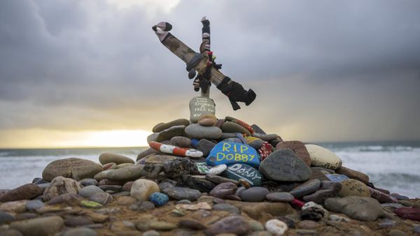 Potret Makam Dobby yang Dipenuhi Kaus Kaki, Fans Harry Potter Diminta Tobat
