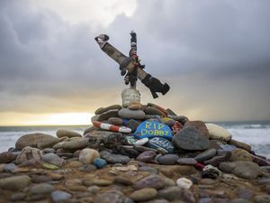 Potret Makam Dobby yang Dipenuhi Kaus Kaki, Fans Harry Potter Diminta Tobat Potret Makam Dobby yang Dipenuhi Kaus Kaki, Fans Harry Potter Diminta Tobat