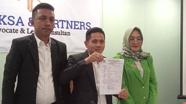 Pihak istri sah dari AKBP Aris Rusdianto menggelar jumpa wartawan.