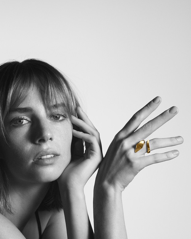 Foto: instagram.com/prada Maya Hawke memakai cincin Prada Eternal Gold/
