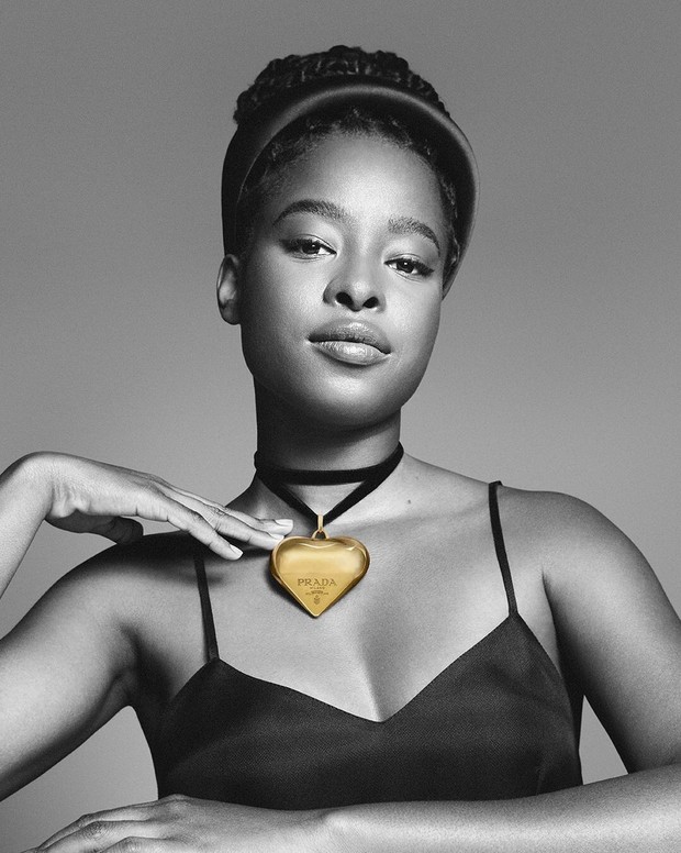 Foto: instagram.com/prada Amanda Gorman memakai Prada Eternal Gold/