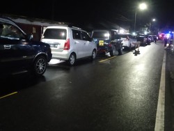 4 Jam Pembersihan Material Longsor, Jalur Gumitir Berangsur Normal